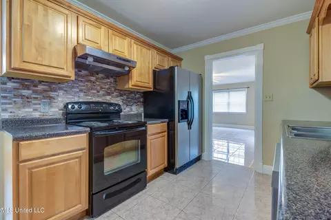 Kitchen - 697 Eric Ct, Biloxi, MS 39532 photo 6 of 9
