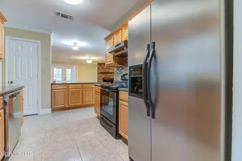 Kitchen - 697 Eric Ct, Biloxi, MS 39532 photo 9 of 9