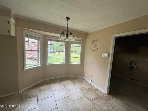 Living - 2221 Scanlon Dr, Jackson, MS 39204 photo 3 of 4