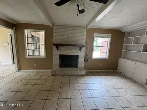 Living - 2221 Scanlon Dr, Jackson, MS 39204 photo 2 of 4