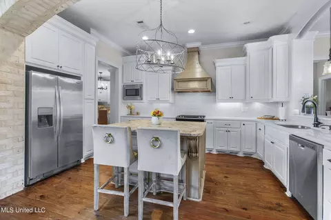 Kitchen - 610 Emerald Ct, Brandon, MS 39047 photo 2 of 7