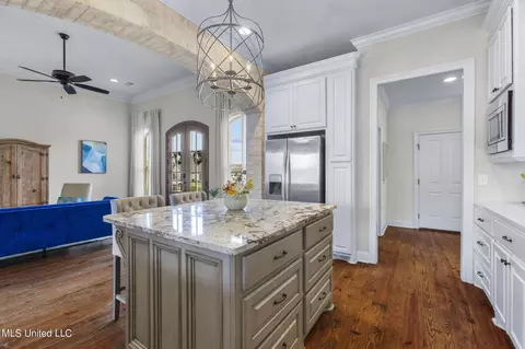 Kitchen - 610 Emerald Ct, Brandon, MS 39047 photo 4 of 7