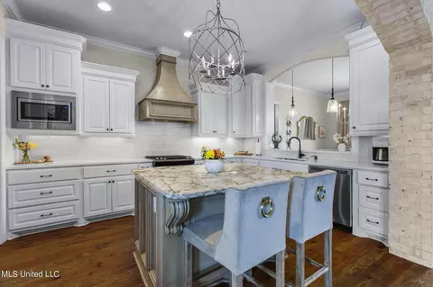 Kitchen - 610 Emerald Ct, Brandon, MS 39047 photo 5 of 7