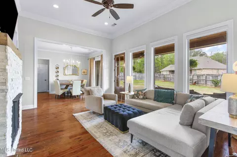 Living - 610 Emerald Ct, Brandon, MS 39047 photo 5 of 5