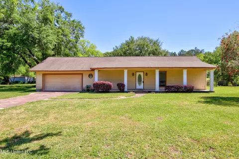 13204 3 Oaks Dr, Moss Point, MS 39562