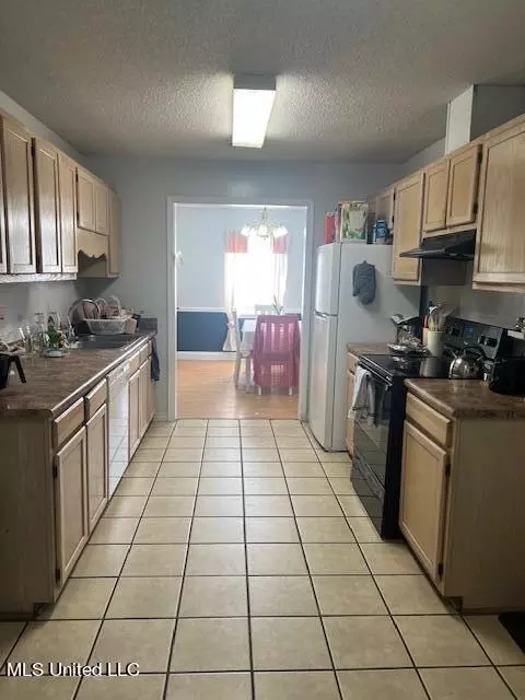 Kitchen - 7916 Ridgecrest Cir, Biloxi, MS 39532 photo 1 of 2
