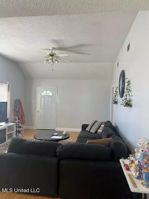 Living - 7916 Ridgecrest Cir, Biloxi, MS 39532 photo 2 of 2