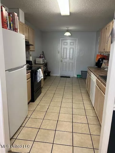 Kitchen - 7916 Ridgecrest Cir, Biloxi, MS 39532 photo 2 of 2