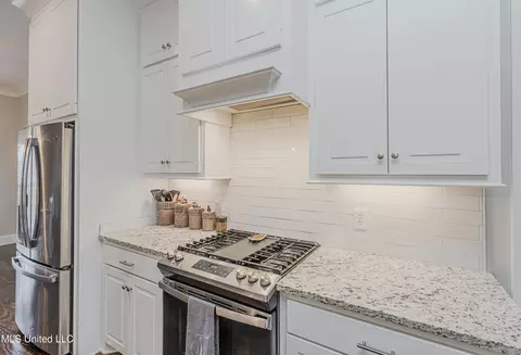 Kitchen - 124 Hampton Ln, Madison, MS 39110 photo 5 of 8