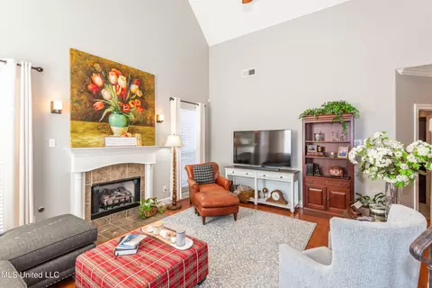 Living - 5254 E Nail Rd #E, Olive Branch, MS 38654 photo 1 of 4
