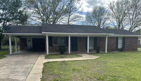 317 Louisiana Ave, Grenada, MS 38901