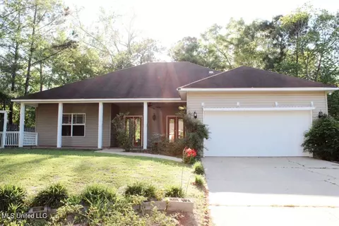 2813 Hickory Ln, Ocean Springs, MS 39564