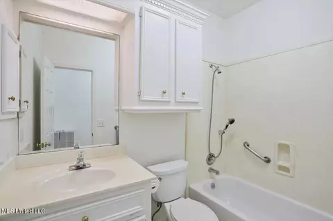 Bath - 1019 Cobblestone Pl, Brandon, MS 39042 photo 4 of 4