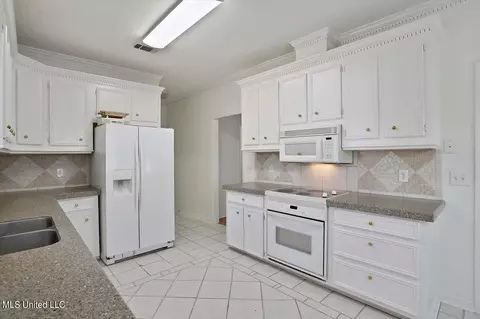 Kitchen - 1019 Cobblestone Pl, Brandon, MS 39042 photo 4 of 5