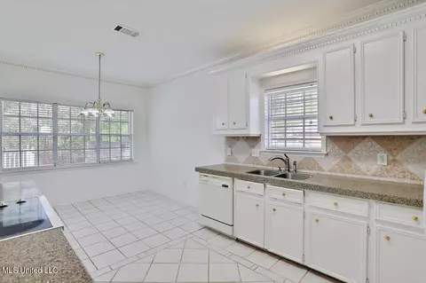 Kitchen - 1019 Cobblestone Pl, Brandon, MS 39042 photo 3 of 5