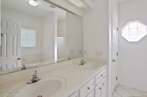 Bath - 1019 Cobblestone Pl, Brandon, MS 39042 photo 2 of 4