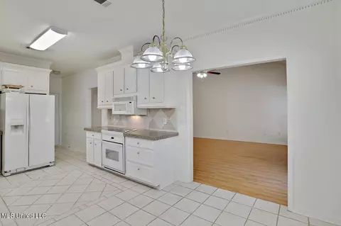 Kitchen - 1019 Cobblestone Pl, Brandon, MS 39042 photo 5 of 5