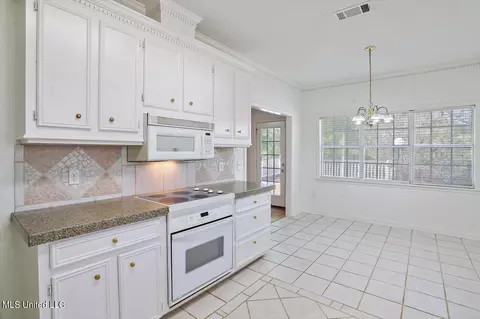 Kitchen - 1019 Cobblestone Pl, Brandon, MS 39042 photo 2 of 5