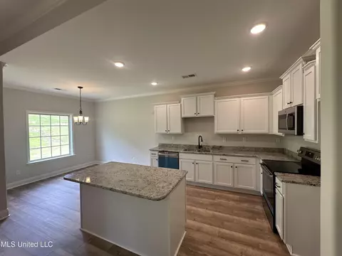Kitchen - 1757 Benton Dr, Hernando, MS 38632 photo 2 of 4