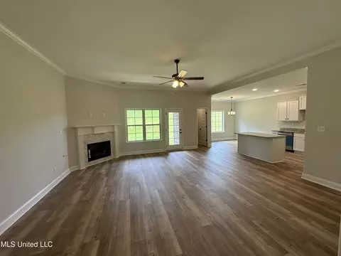 Living - 1757 Benton Dr, Hernando, MS 38632 photo 1 of 4
