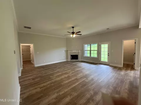 Living - 1757 Benton Dr, Hernando, MS 38632 photo 3 of 4