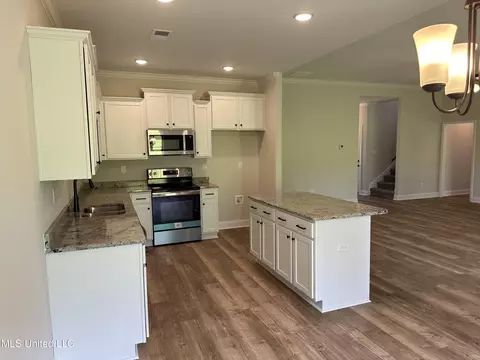 Kitchen - 1757 Benton Dr, Hernando, MS 38632 photo 4 of 4