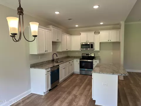 Kitchen - 1757 Benton Dr, Hernando, MS 38632 photo 3 of 4
