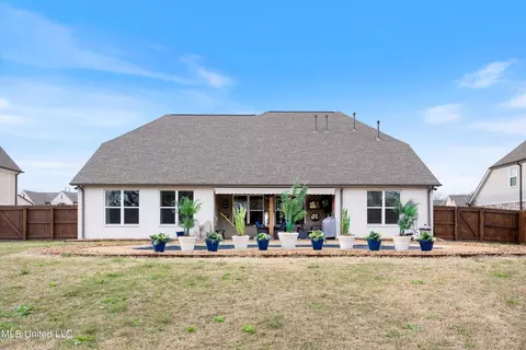 Exterior - 7207 E Hawks Crossing Dr, Olive Branch, MS 38654 photo 9 of 15