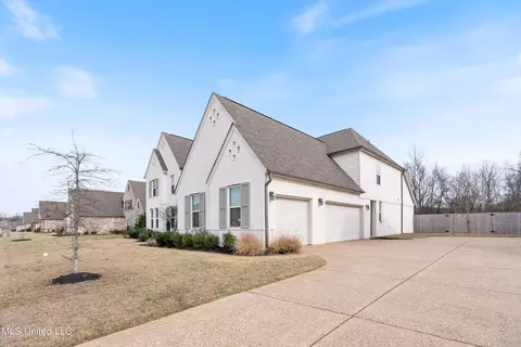 Exterior - 7207 E Hawks Crossing Dr, Olive Branch, MS 38654 photo 6 of 15