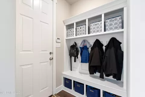Entry Way - 7207 E Hawks Crossing Dr, Olive Branch, MS 38654 photo 3 of 3
