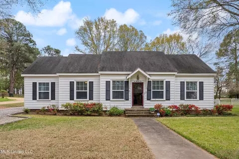 105 E Gilmore St, Senatobia, MS 38668