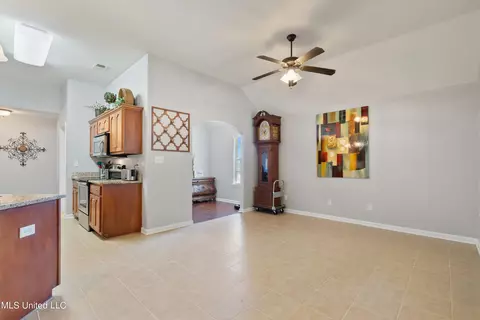 Living - 741 Buttermilk Dr, Nesbit, MS 38651 photo 4 of 4