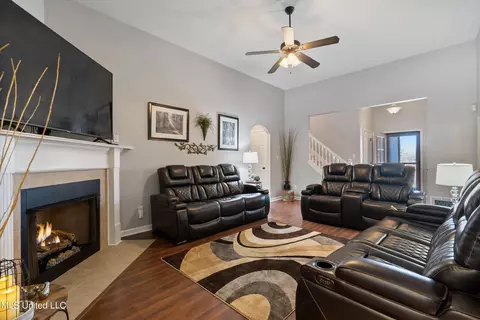 Living - 741 Buttermilk Dr, Nesbit, MS 38651 photo 2 of 4