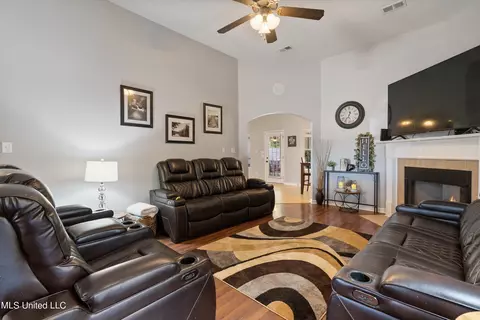 Living - 741 Buttermilk Dr, Nesbit, MS 38651 photo 1 of 4