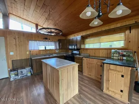 Kitchen - 3267 Snowdowns Rdg, Hernando, MS 38632 photo 4 of 5