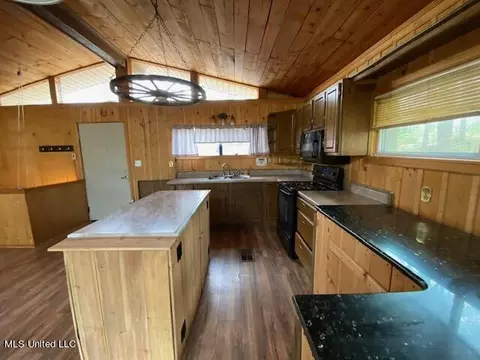 Kitchen - 3267 Snowdowns Rdg, Hernando, MS 38632 photo 5 of 5