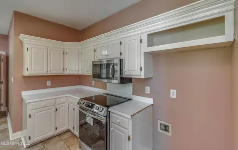 Kitchen - 32 Hawthorne Hill Cv, Flowood, MS 39232 photo 1 of 3