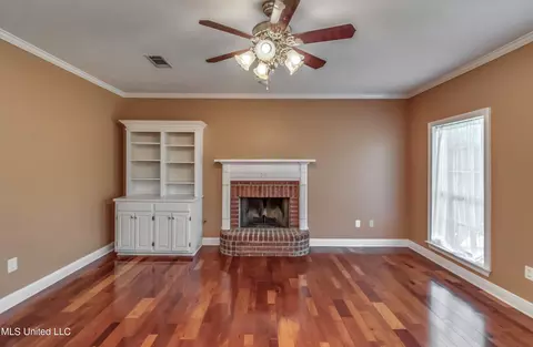 Living - 32 Hawthorne Hill Cv, Flowood, MS 39232 photo 2 of 3