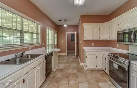 Kitchen - 32 Hawthorne Hill Cv, Flowood, MS 39232 photo 3 of 3