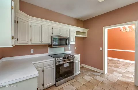 Kitchen - 32 Hawthorne Hill Cv, Flowood, MS 39232 photo 2 of 3