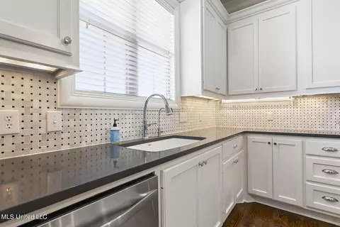 Kitchen - 245 Grayhawk Dr, Madison, MS 39110 photo 6 of 9