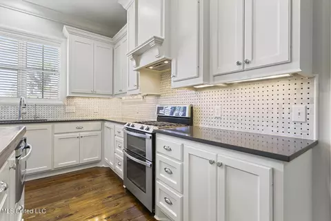 Kitchen - 245 Grayhawk Dr, Madison, MS 39110 photo 4 of 9