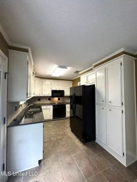 Kitchen - 133 Harbor Rd, Madison, MS 39110 photo 2 of 3