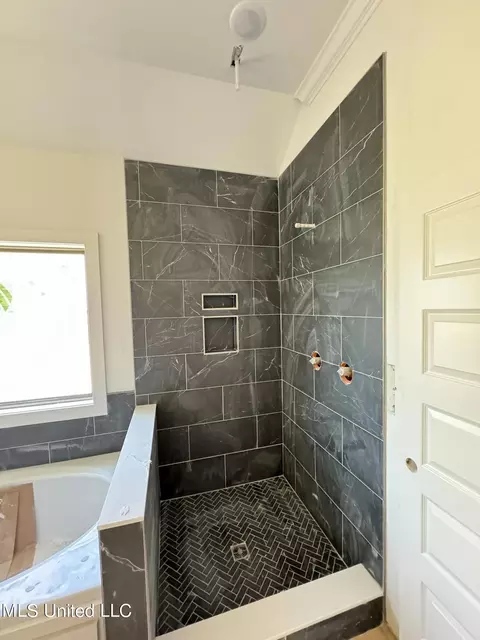 Bath - 165 Cornerstone Dr, Brandon, MS 39042 photo 2 of 3