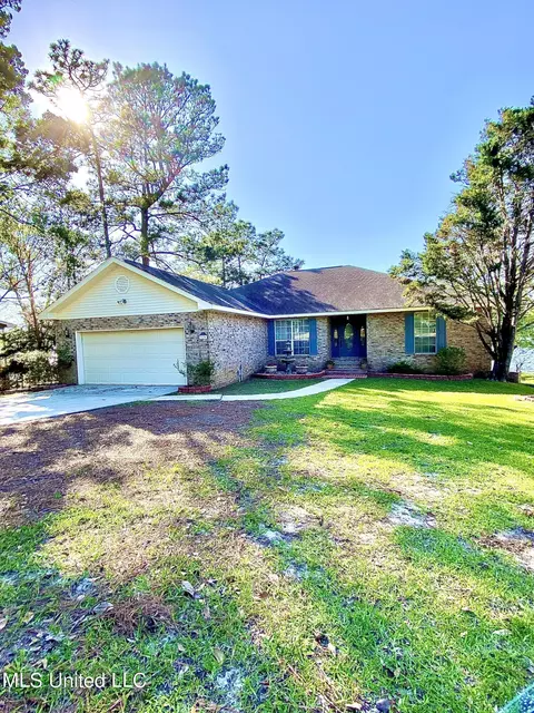 1138 E Lakeshore Dr, Carriere, MS 39426