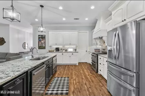 Kitchen - 139 Glen Arbor Ct, Brandon, MS 39042 photo 2 of 6
