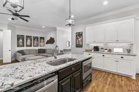 Kitchen - 139 Glen Arbor Ct, Brandon, MS 39042 photo 4 of 6