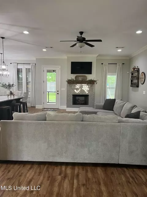 Living - 139 Glen Arbor Ct, Brandon, MS 39042 photo 1 of 2