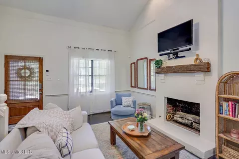 Living - 1669 Winchester St, Jackson, MS 39211 photo 4 of 5