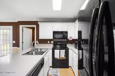 Kitchen - 6011 Cedar Glenn Dr, Byram, MS 39272 photo 2 of 2